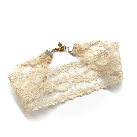 Thick lace choker